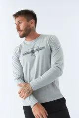 Remera gris de manga larga con cuello redondo y estampado frontal con la frase "Actually Perfect".