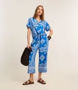 Pantalón pantacourt de viscosa con estampado paisley en tonos azules y blancos, cintura alta elástica.