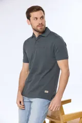 Chomba gris oscuro con cuello polo abotonado y mangas cortas. Diseño liso con sutiles líneas horizontales en relieve.