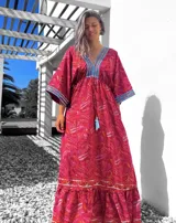 Vestido largo tipo túnica con estampado paisley en tonos rojos y detalles bordados en azul en escote y mangas.