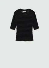 Buzo de punto fino negro con textura, cuello redondo y mangas cortas abullonadas. Diseño entallado.