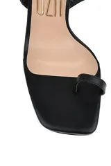 Sandalias de tacón negras con punta cuadrada y tiras finas que se atan alrededor del tobillo.