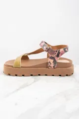 Sandalia de cuero con plataforma color marrón, tiras de cuero con estampado de piel de serpiente y tira delantera color verde oliva.