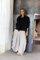 Chaqueta con estampado animal print en tonos marrones, con cuello camisero, cierre frontal con botones negros y detalle de volantes en el frente.