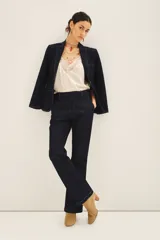 Pantalón sastrero de denim azul oscuro, corte recto, con costuras a contratono, cierre metálico, gancho sastrero y botón en la cintura.