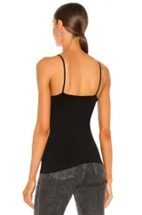 Top blanco con cuello en V y breteles anchos.