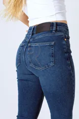 Pantalón de jean negro de corte acampanado y tiro alto.