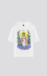 Remera blanca de algodón con cuello redondo, mangas cortas y calce oversize. Estampa en el frente con una corona y la leyenda "Tarot Luxo La Emperatriz".