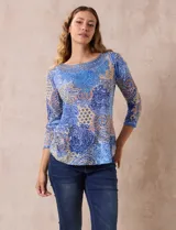 Blusa estampada marca Ruby Rd, de corte recto y mangas 3/4. Presenta aplique de crochet en el escote redondo y en la parte superior del frente.