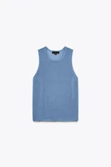 Top celeste de punto de algodón con cuello redondo y sisa.