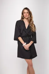 Bata kimono gris claro de algodón con volados en mangas y ruedo. Tiene mangas al codo y lazo de algodón para ajustar en la cintura.