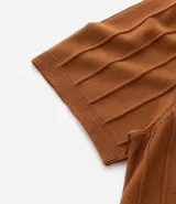 Remera de manga corta color marrón, con cuello redondo y textura acanalada vertical. Confeccionada en viscosa y poliamida.