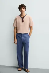 Pantalón de hombre color azul marino, de corte recto (straight fit), confeccionado en tela canvas de algodón. Presenta bolsillos frontales de plastrón y bolsillos traseros de plastrón con solapa.