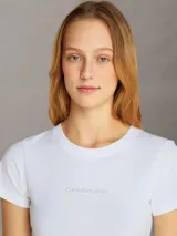 Remera blanca de algodón con cuello redondo, mangas cortas y logo de Calvin Klein Jeans estampado en el pecho.