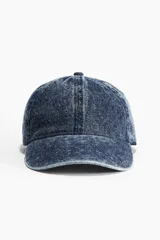 Gorra de jean azul con visera curva y hebilla metálica ajustable en la parte trasera.