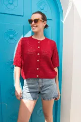 Saco tejido calado color rojo, con mangas al codo y botones de coco.