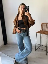 Pantalón de jean celeste de corte wide leg con diseño combinado de dos tonos de denim.
