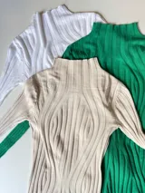 Polera de punto acanalado con cuello alto y mangas largas.
