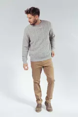 Sweater de punto trenzado color gris, de cuello redondo y manga larga.