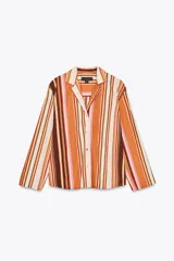 Camisa de manga larga con cuello solapa y cierre frontal con botones. Diseño a rayas verticales en tonos naranja, marrón, rosa y blanco.