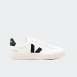 Championes de cuero blanco con detalles en negro, diseñados con materiales sostenibles y un enfoque ecológico.
