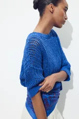 Jersey azul de punto calado con cuello barco y manga francesa.