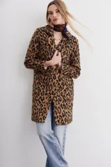 Tapado de paño con estampado animal print, de calce recto y solapas angostas. Tiene botones al frente y bolsillos ojal.