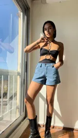 Short de denim celeste con bolsillos laterales y cierre frontal con botón.