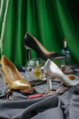 Zapato de tacón alto Ayla, color negro, con capellada, forro y plantilla 100% de cuero. Tacón de 9,5 cm.