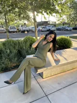 Pantalón de vestir verde militar, de corte recto y tiro alto.