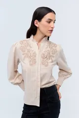 Camisa de corte clásico con bordado floral, elaborada en una mezcla de lino, algodón y poliéster.
