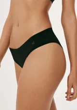 Pack de tres bombachas de algodón, corte clásico, en colores negro, beige y blanco.