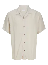 Camisa de hombre color beige claro, de viscosa, con cuello resort, mangas cortas, cierre con botones y corte relajado.