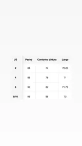 Vestido corto negro con cuello alto tipo tortuga y espalda descubierta. Presenta un diseño plisado vertical en el torso y un fajín fruncido a la cintura, con falda corta con volados superpuestos.