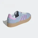 Championes Adidas Sambae celestes con detalles en lila y suela de goma color caramelo.