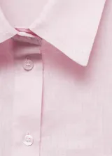 Camisa verde militar de lino y algodón, con cuello camisero, cierre frontal con botones, manga larga con puños abotonados y bolsillo de parche en el pecho.