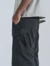 Pantalón negro tipo cargo con bolsillos laterales y corte holgado.
