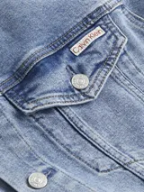 Campera de denim celeste de Calvin Klein, corte slim, con cierre frontal de botones metálicos plateados, bolsillos frontales con solapa abotonada y detalles distintivos de la marca.