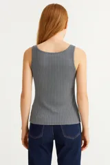 Musculosa negra sin mangas de poliéster, corte holgado y cuello profundo.