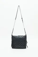 Cartera bandolera azul con diseño matelassé, cadena metálica decorativa y dos correas desmontables. Cuenta con cierre superior y múltiples bolsillos internos.