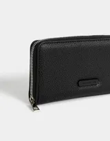 Billetera negra rectangular con cierre circundante y tag metálico con logo.