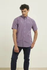 Camisa sport escocesa de manga corta con cuello button-down.