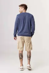 Sweater verde oliva de punto con cuello redondo y mangas largas.