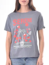 Remera color crudo con estampado de un pez rojo en el frente.