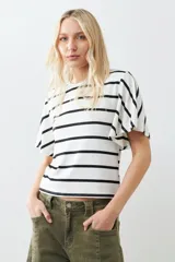 Remera de punto con rayas horizontales negras sobre fondo blanco, mangas cortas con volados.