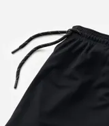 Bermuda deportiva azul marino con cintura elástica ajustable con cordón, bolsillos laterales con cierre de cremallera y logo estampado en la pierna izquierda.