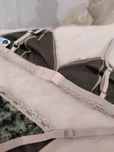 Conjunto de lencería verde musgo de terciopelo labrado con encaje y elásticos nude.