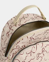 Mochila pequeña de cuerina color rosa, con bolsillo frontal acolchado, correas regulables y manija superior.