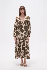 Vestido midi holgado con estampado floral en tonos verde militar y beige, cuello en V, mangas largas y falda con volados.