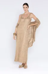 Vestido largo dorado con textura metalizada, escote en V y capa a juego.